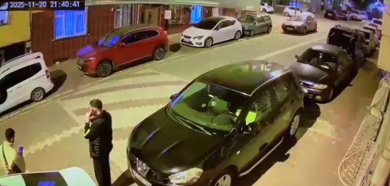 Esenyurt’ta sokaktaki 2 kişiye silahlı saldırı: O anlar kamerada
