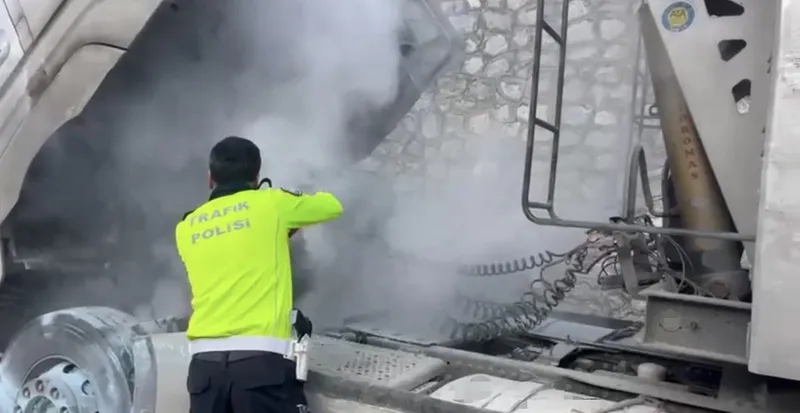 Polislerin hızlı müdahalesi, araç yangınını büyümeden önledi
