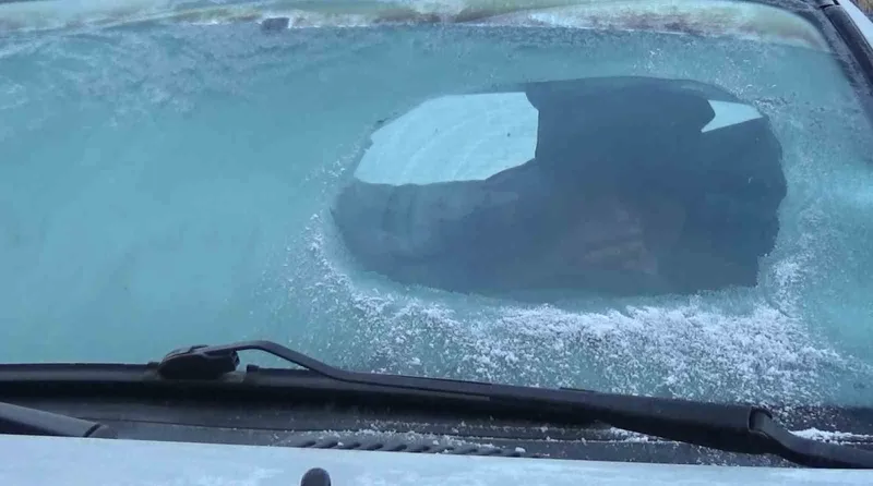 Kars eksi 13’ü gördü: Araç camları buz tuttu
