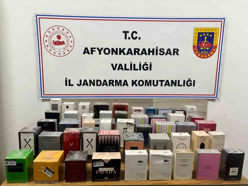 Jandarma kaçak erkek ve kadın parfümü ele geçirdi
