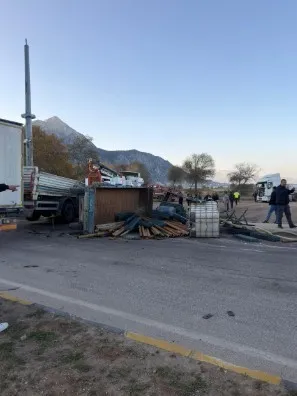 Eğirdir’de iki tırın çarpıştığı kazada sürücülerden biri yaralandı
