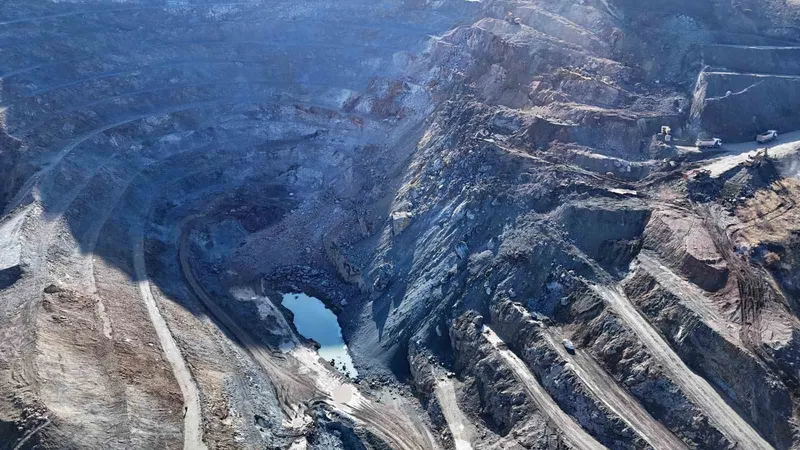 Göçük altında kalan şantiye müdürünü kurtarma çalışmaları 5’inci gününde devam ediyor
