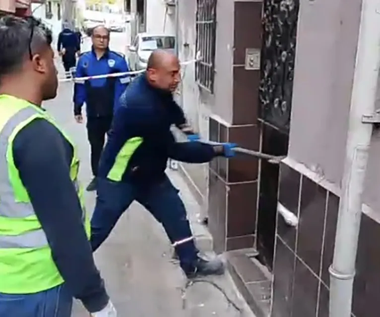 İzmir Büyükşehir ekipleri vatandaşın evine balyozla girdi
