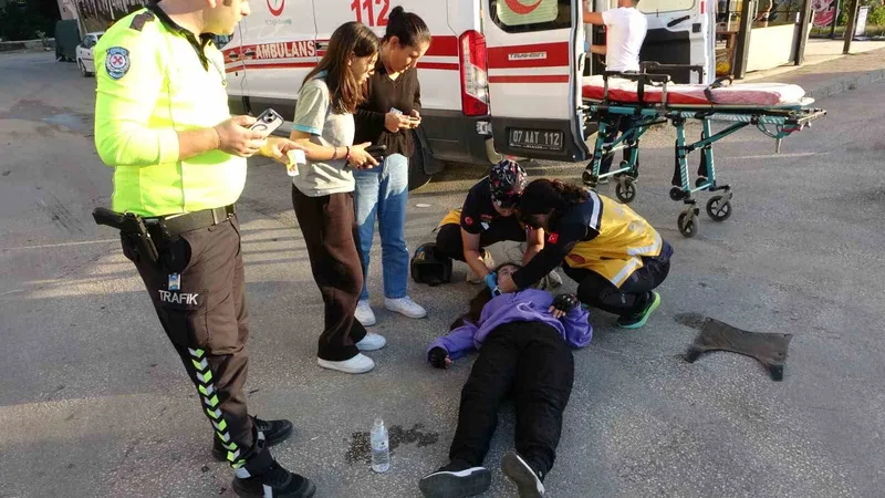 Antalya’da otomobille çarpışan motosikletin sürücüsü yola savrularak yaralandı
