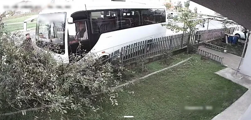 Tekirdağ’da servis minibüsü ağaca çarptı: 1 yaralı
