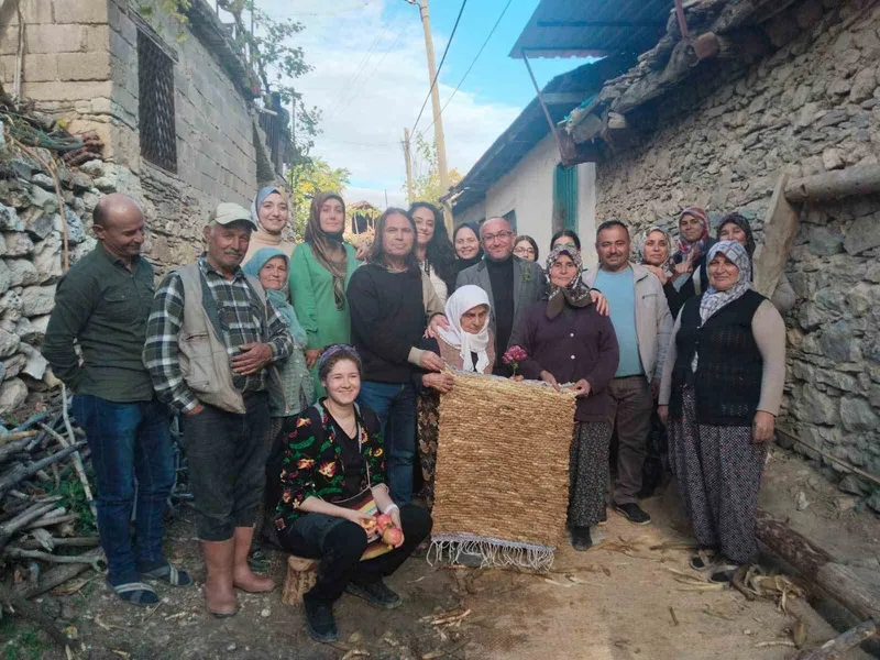 Çal’da keşfedilen benzersiz dokuma örneği: Mısır kapçığı hasır dokuma
