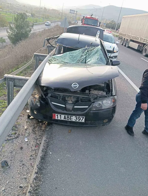 Bilecik’te kontrolden çıkan otomobil bariyerlere çarptı: 1 yaralı
