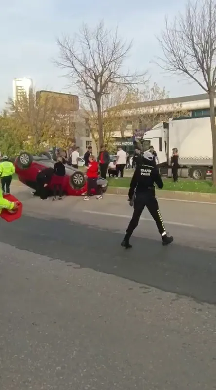 İki araç çarpıştı, takla atan otomobilde sürücü sıkıştı
