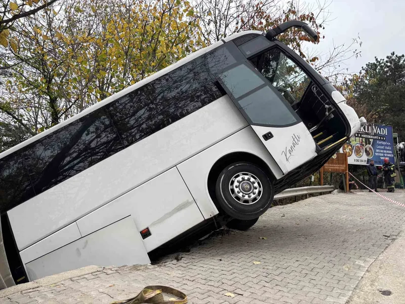 Facianın eşiğinden dönüldü: Tur otobüsü şarampole düştü
