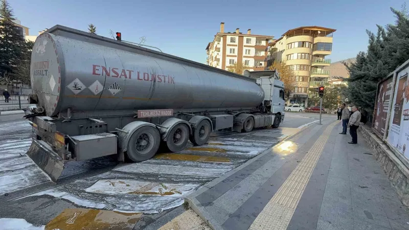 Kırmızı ışıkta bekleyen tırın tekerlekleri yandı; facia itfaiyenin hızlı müdahalesiyle önlendi
