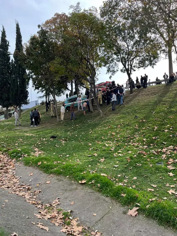 Esenler’de otomobil şarampole yuvarlandı: Sürücü ağır yaralandı
