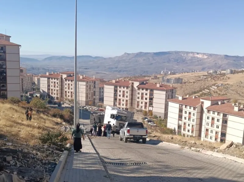 Şırnak’ta tır devrildi: 1 yaralı
