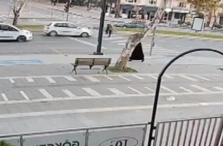 Yolun karşısına geçmeye çalışan yayaya otomobil çarptı
