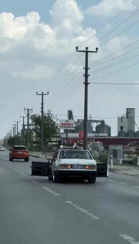 Trafikte akıl almaz anlar: Son ses müzikle kapıları açık vaziyette seyretti

