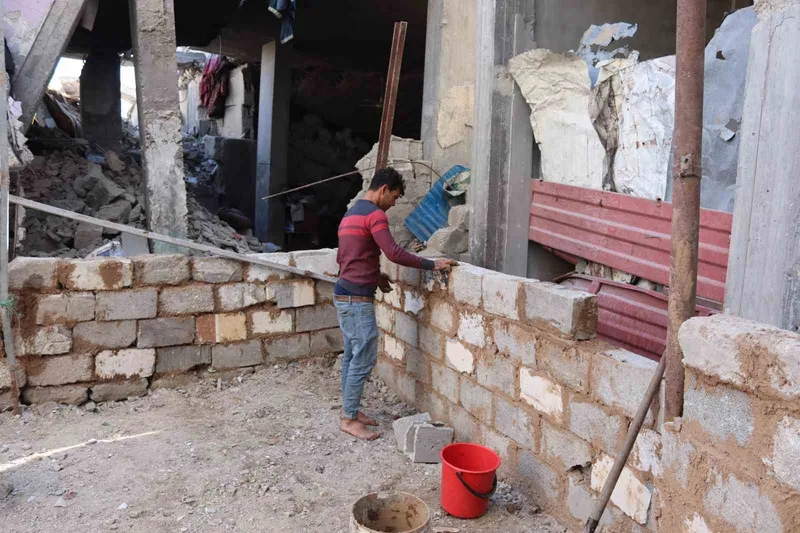 Gazzeli Hasaballah, İsrail saldırılarında yıkılan evini çamur ve taşlarla yeniden inşa ediyor
