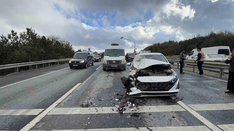 Arnavutköy yolunda zincirleme kaza: 3 araç birbirine kitlendi
