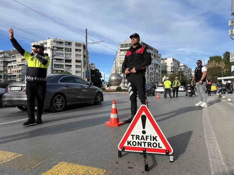 İzmir Konak’ta 30 farklı noktada dar alan uygulaması: 258 araca ceza kesildi
