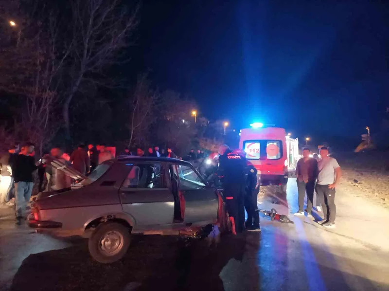 Otomobiller kafa kafaya çarpıştı: 7 yaralı
