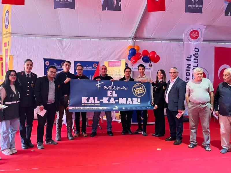 Jandarma, Atatürk Kent Meydanı’ndan vatandaşları bilgilendirdi
