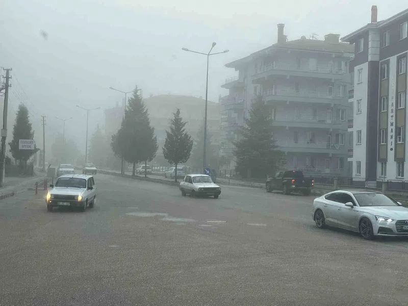 Tavşanlı şehir içerisinde sabah saatlerinde görüş mesafesi 50 metreye düştü
