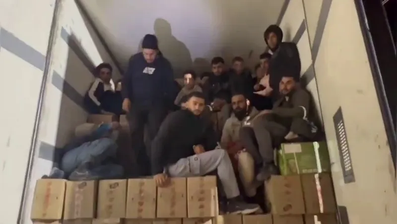 Tırın dorsesinden 16 göçmen çıktı, 2 organizatör tutuklandı
