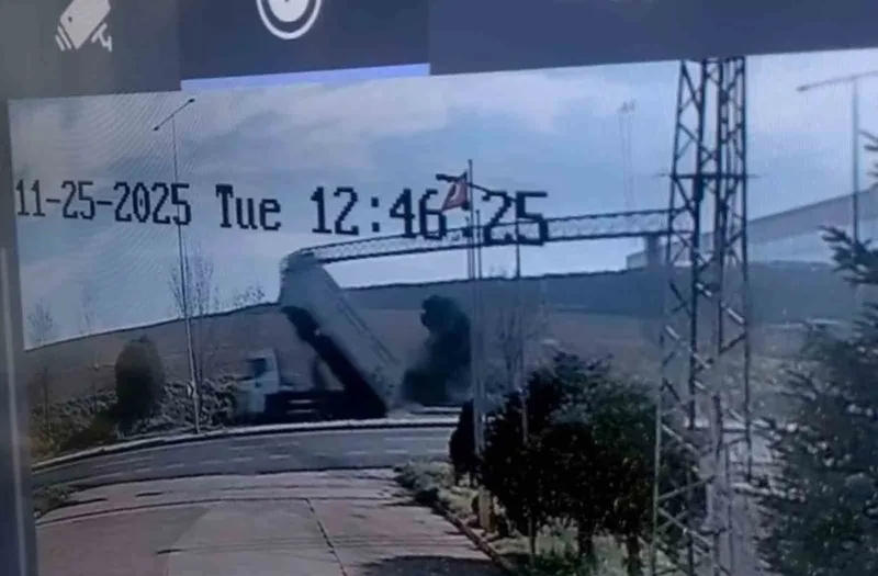 Kamyonun açılan damperi direkleri yıktı, o anlar kameraya yansıdı
