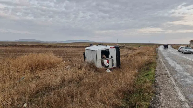Kontrolden çıkan minibüs tarlaya devrildi: 3 yaralı
