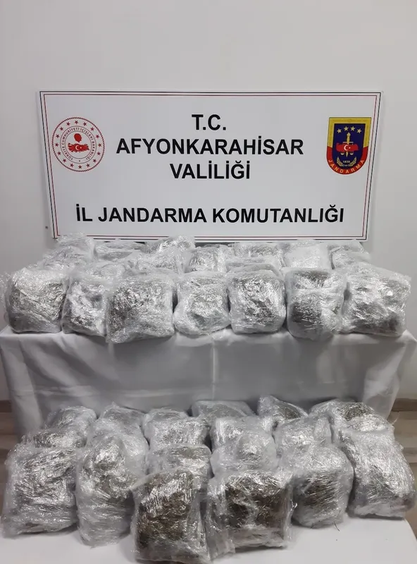 Bavulların içerisinden yaklaşık 17 kilogram uyuşturucu çıktı
