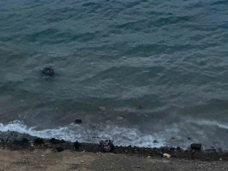 Datça’da virajı alamayan araç denize uçtu: 1 yaralı
