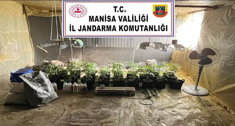 Evine kurduğu iklimlendirme sistemiyle kenevir yetiştirirken yakalandı
