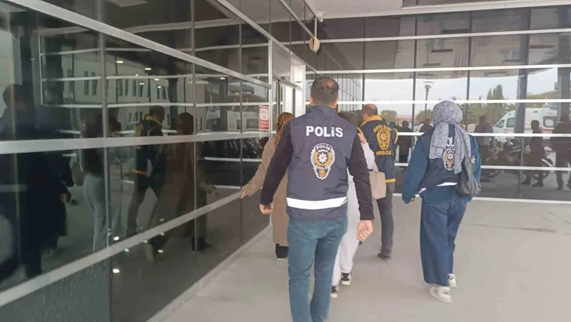 Masaj salonlarına fuhuş operasyonu: 5 gözaltı
