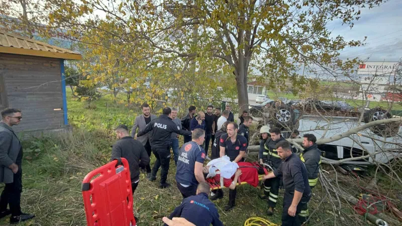 Tekirdağ’da yolcu minibüsü ile çarpışan pikap takla attı: 2 yaralı
