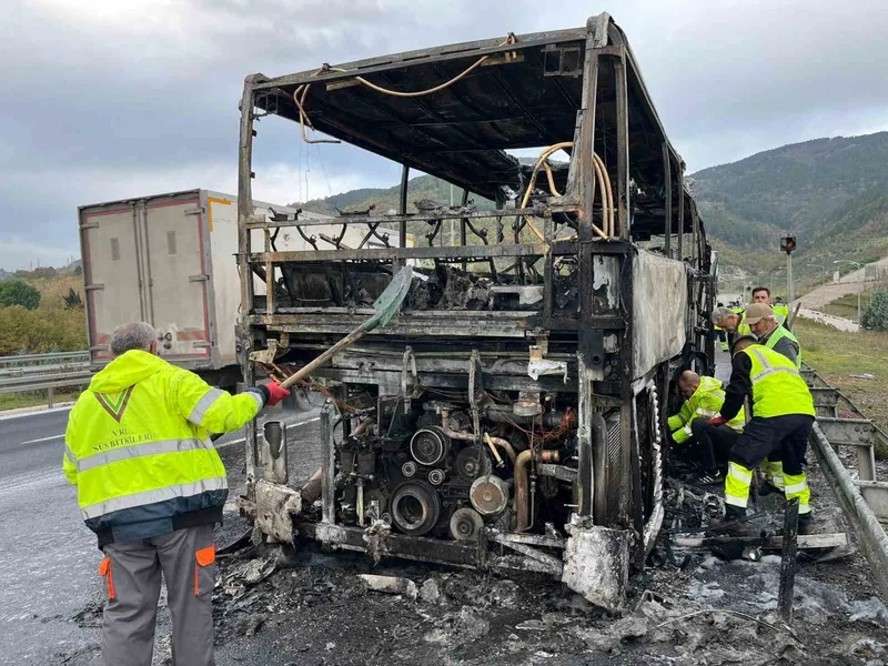 Ortaokul öğrencilerini taşıyan otobüs alevlere teslim oldu
