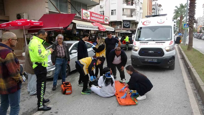 Aracın açılan kapısına çarpan motosikletteki 2 kişi yaralandı
