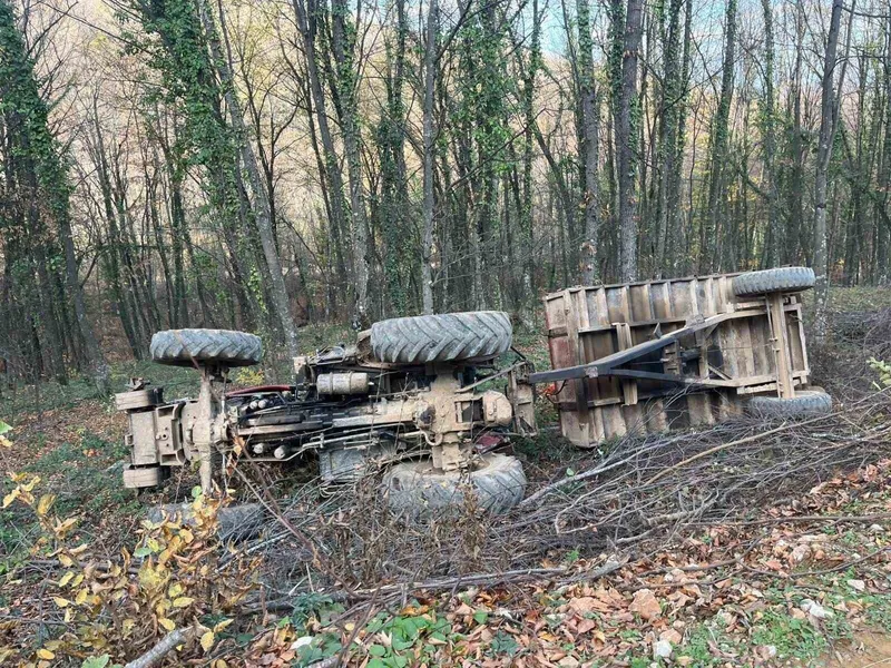 Devrilen traktördeki 2 kişi yaralandı
