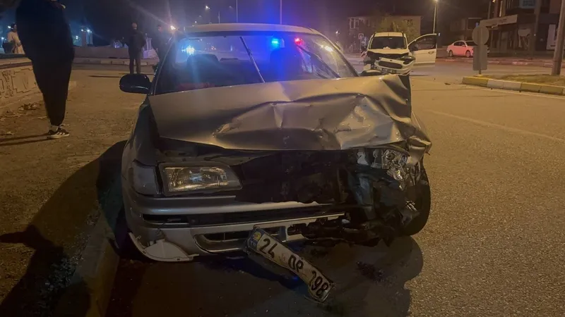 Erzincan’da iki araç kafa kafaya çarpıştı: 3 yaralı
