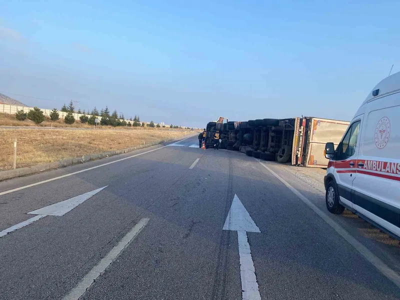 Saman yüklü tır devrildi
