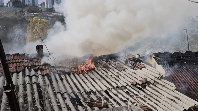 Sultangazi’de gecekonduda korkutan yangın
