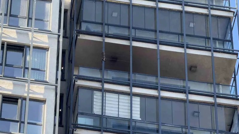 Başakşehir’de 27 katlı binada yangın paniği
