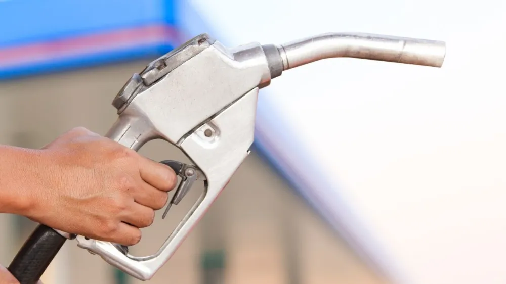 Akaryakıtta çifte indirim: Benzin ve motorine indirim pompaya yansıdı