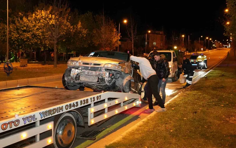 Kontrolden çıkan  otomobil önce kaldırıma sonra orta refüjdeki Yavaş levhasına çarptı
