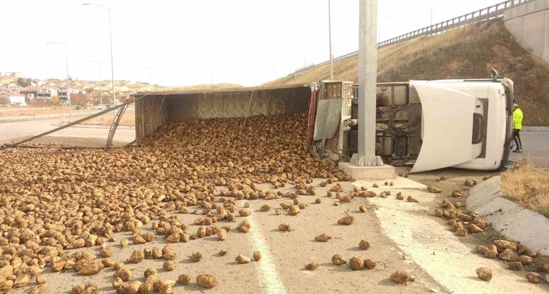 Pancar yüklü kamyon devrildi
