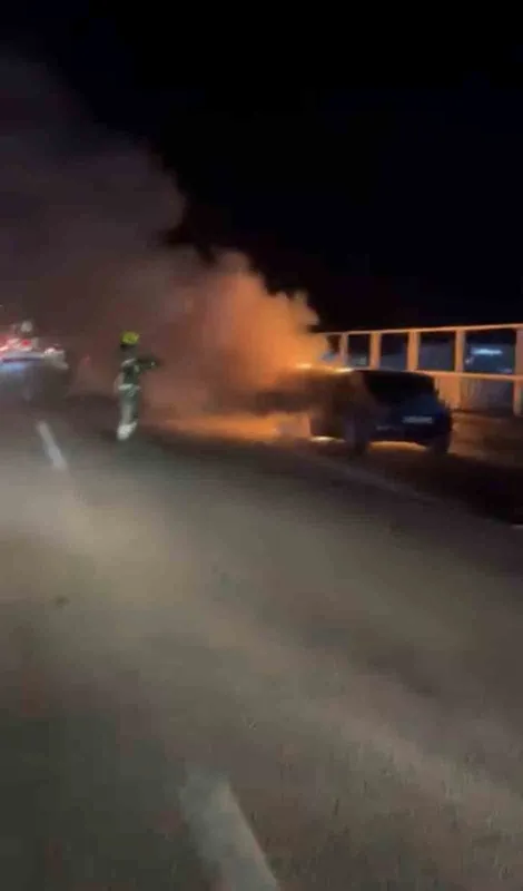 Seyir halindeki otomobil alev alev yandı
