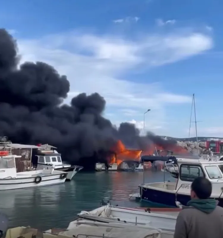 Çeşme’de korku dolu anlar: Tekneler alevlere teslim oldu
