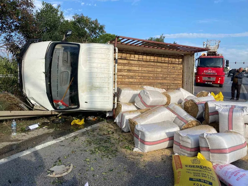 Antalya’da saman yüklü kamyonet devrildi, yol trafiğe kapandı
