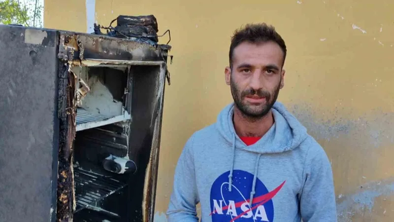 Buzdolabının kablosundan çıkan yangında anne ve oğul pencereden atlayarak canını kurtardı
