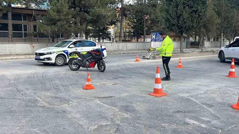 Motosiklet otomobille çarpıştı, 1 kişi yaralandı
