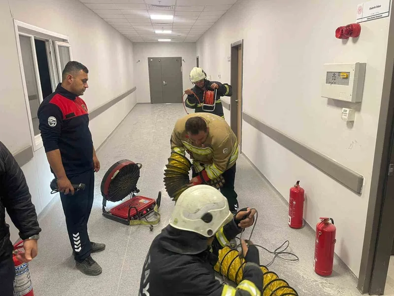 Hastanede elektrik panosundan çıkan yangın söndürüldü
