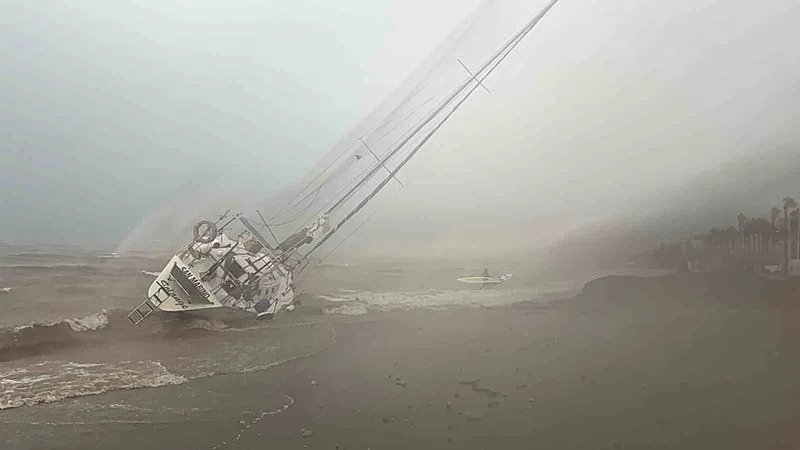 Marmaris’te fırtına ve sağanak etkili oldu: 3 tekne karaya vurdu
