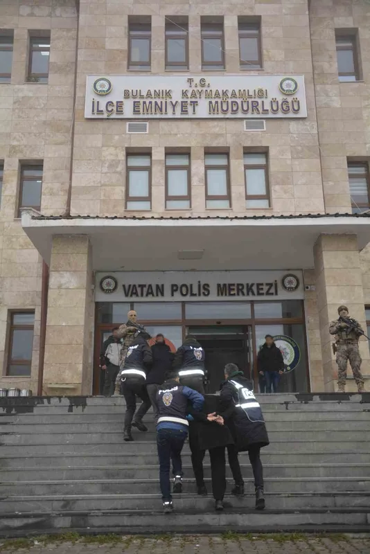 Muş’ta firari 2 şüpheli suç aleti silahla yakalanarak tutuklandı
